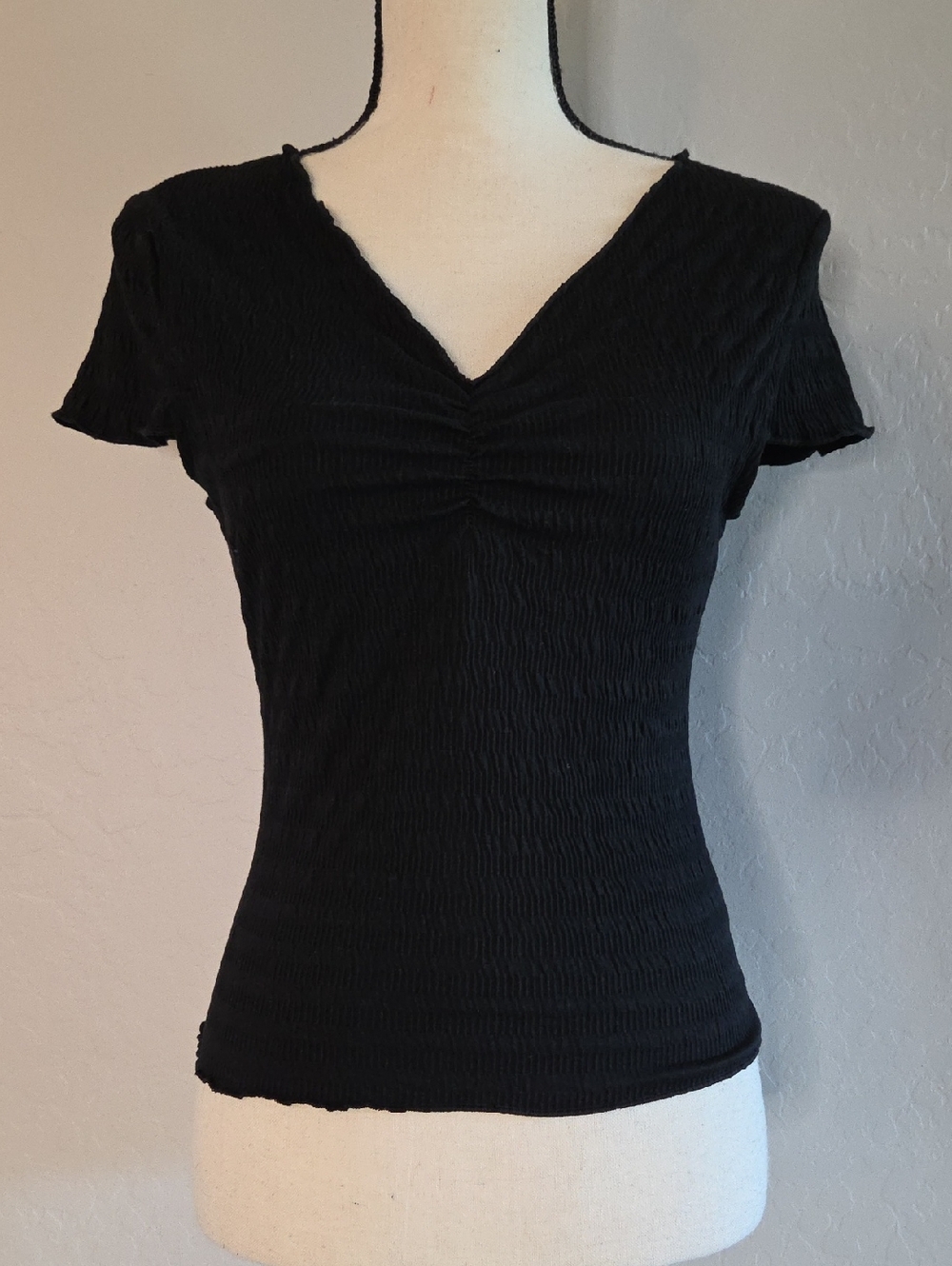Angie Black Ruched Textured V-Neck Short Sleeve Stretch Top Size Small NWOT